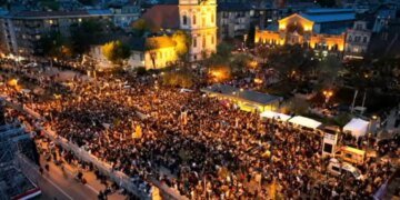 Ночь перемен: Будапешт вышел на улицы, празднуя возможный конец эпохи Орбана. ВИДЕО