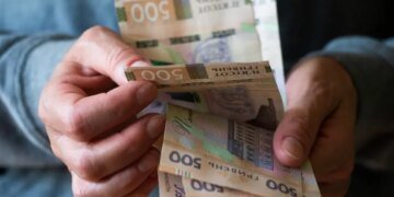 Не все украинцы получат 1500 грн в апреле: кому придётся подождать