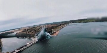 Атака рф дамби Печенізького водосховища під час водопілля – з'явилось відео удару