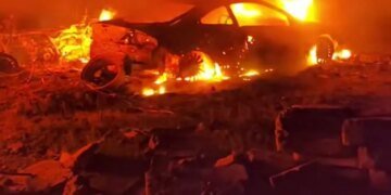 Нічна атака на Запоріжжя спричинила масштабну пожежу на автостоянці