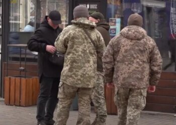 В Днепре мужчина сломал нос сотруднику ТЦК