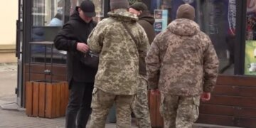 В Днепре мужчина сломал нос сотруднику ТЦК