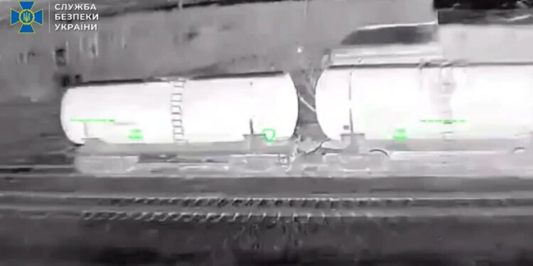 СБУ та Сили безпілотних систем знищили ешелони з пальним під окупованим Луганськом