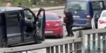 В Киеве водитель повредил полицейскую машину и наехал на сотрудника ТЦК во время побега