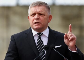 Нелетная погода для друзей Кремля:  словацкому премьеру сорвали прямой маршрут на парад Путина