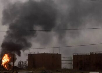 Всё в огне: в сети появилось видео из российского Туапсе после атаки