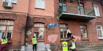 Кількість постраждалих від ворожого удару по Харкову зросла до семи, серед них неповнолітня – прокуратура