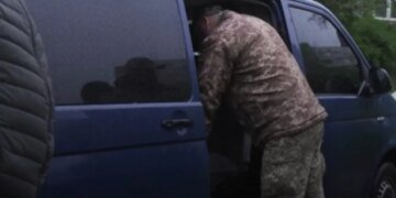 ТЦК: во время оповещения мужчина упал с крыши, травм не получил