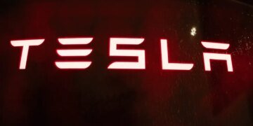 Прибуток Tesla зріс у першому кварталі, Маск анонсував новий Roadster