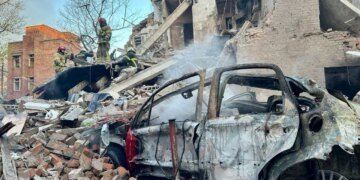 Кількість поранених через нічну атаку на Дніпро зростає – в ОВА показали кадри наслідків ударів