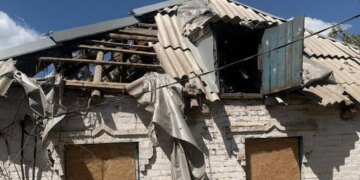 Ворог атакував Нікопольщину дронами: поранено 6 людей, серед них жінка та її двоє дітей