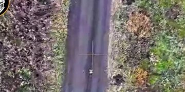 Обнаружили и точными ударами уничтожили: в бригаде «Хищник» показали уничтожение вражеских дронов с воздуха. ВИДЕО