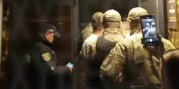 В Одессе произошёл конфликт между посетителями бильярдной и сотрудниками ТЦК. ВИДЕО