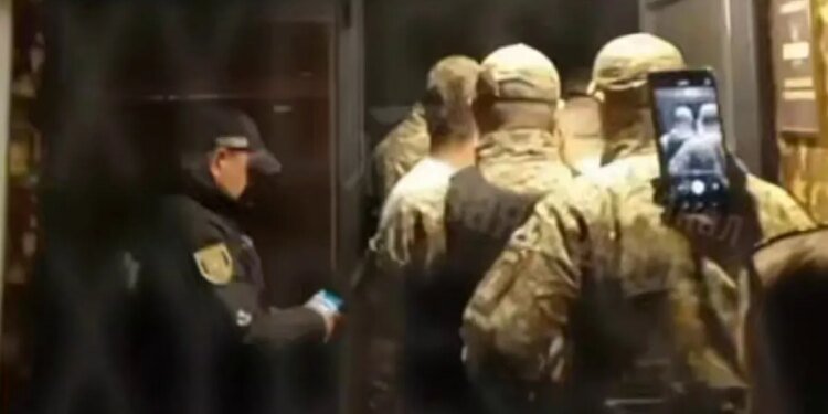 В Одессе произошёл конфликт между посетителями бильярдной и сотрудниками ТЦК. ВИДЕО