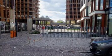Атака рф на Київ призвела до ДТП з постраждалим, уламки впали на недобудову і цвинтар – мер