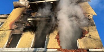 Ракетно-дронова атака на Шостку забрала життя жінки та спричинила масштабні пожежі