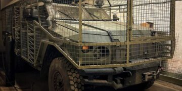 Український досвід війни з дронами поширюється, Ізраїль встановлює сітки проти FPV на техніку