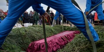 Экономика смерти: в РФ доходы от похоронного бизнеса сравнялись с добычей золота
