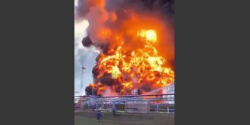 Пермская катастрофа круче, чем в Туапсе: как украинские дроны превратили российские резервуары в ядовитый факел. ВИДЕО