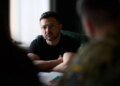 Зарплати до 400 тисяч та поетапне звільнення мобілізованих раніше – Зеленський оголосив про старт реформи армії