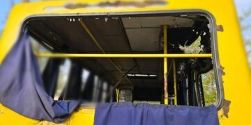 Утром Россия нанесла удар беспилотником по маршруткому автобусу в Херсоне:  погибли два человека, ещё 7 ранены