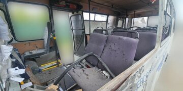 росіяни вдруге за день 2 травня поцілили дроном у маршрутку в Херсоні, поранено водія