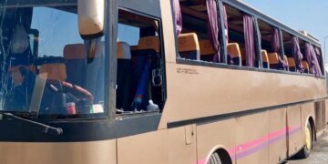 На Дніпропетровщині ворог завдав удару біля АЗС: пошкоджено автобус, що перевозив дітей, є поранені
