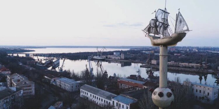 Ворог атакував Миколаїв балістикою, двоє людей постраждали