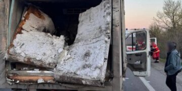 Російський дрон атакував хлібний фургон на трасі на Харківщині, є поранені