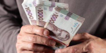 Часть украинцев не получит деньги: кому выплаты приостановят