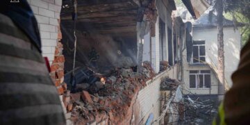 У Сумах з-під завалів дитсадка дістали тіло другої загиблої жінки