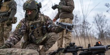 Повышение зарплат и условия демобилизации: что предлагают военным в новых контрактах