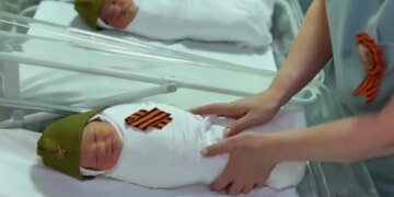 В России 9 мая люди ныряли в реку с портретами «Бессмертного полка» и надевали на младенцев пилотки. ВИДЕО