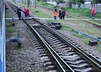 Стояла на путях: пассажирский поезд сбил женщину в Харьковской области