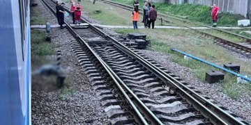 Стояла на путях: пассажирский поезд сбил женщину в Харьковской области
