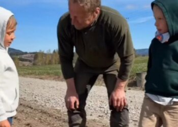 Шестилетний норвежец нашел меч викингов во время школьной экскурсии. ВИДЕО