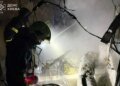 В Киеве после падения обломков БПЛА загорелась крыша жилого дома