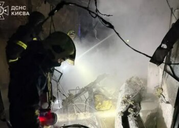 В Киеве после падения обломков БПЛА загорелась крыша жилого дома