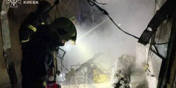 В Киеве после падения обломков БПЛА загорелась крыша жилого дома
