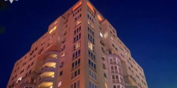 У Києві внаслідок атаки рф уламки дрона впали на дах житлової висотки