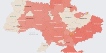 Повітряна тривога на тлі загрози дронів поширилася на захід, на Хмельниччині є травмовані