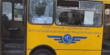 Ворожий безпілотник влучив у маршрутку в центрі Херсона, постраждали 6 людей