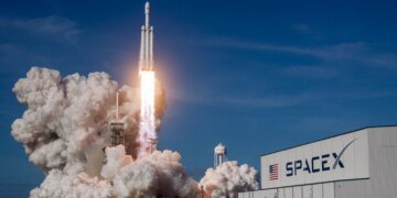 SpaceX знижує ціну акції перед історичним IPO – Bloomberg