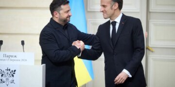Зеленський поговорив з Макроном: Франція допоможе з антибалістикою і підтримує на шляху до ЄС