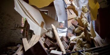 Тяжелая ночь в Днепре: российские БПЛА атаковали жилой сектор и ранили мирных жителей