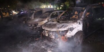 Атака російських БПЛА на Харків 17 травня – згоріло сім авто, пожежу загасили