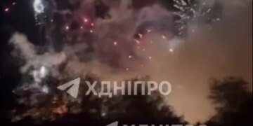 На Дніпропетровщині після російського удару почалася детонація на складі з феєрверками