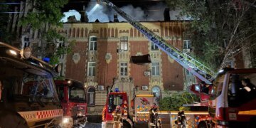 Дрони рф били вночі по Одесі – пошкоджені будинки, ліцей та дитсадок