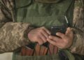 Телефон на передовой — ориентир для врага: Минобороны напомнило о запрете для военных