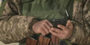 Телефон на передовой — ориентир для врага: Минобороны напомнило о запрете для военных